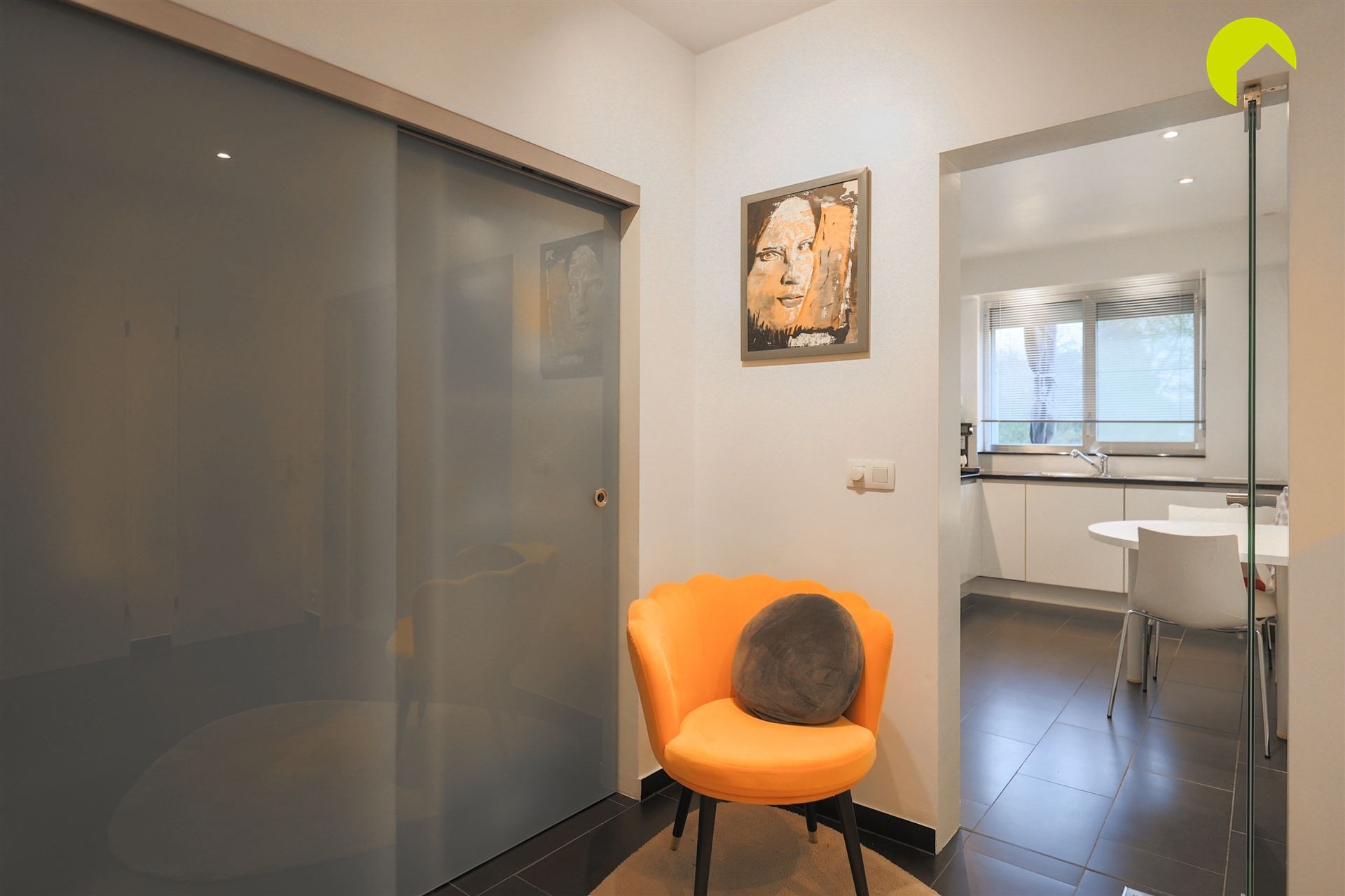 Gerenoveerd gelijkvloers appartement (75m²) met ruim terras en autostaanplaats - foto 4