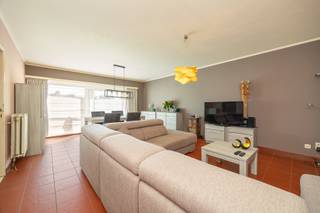 Dit instapklare appartement in de Lode Zielenslaan 5 bus 5 beschikt over twee slaapkamers en twee terrassen, één aan de voorzijde en één aan de achterzijde.<br /><br />De ligging in Reet is centraal en praktisch. Winkels, scholen en openbaar vervoer bevinden zich in de buurt. Ook de A12 en E19 zijn vlot bereikbaar, waardoor je snel richting Antwerpen, Mechelen of Brussel rijdt.<br /><br />De indeling bestaat uit een inkomhal, een leefruimte, terras vooraan, keuken, badkamer, twee slaapkamers en een terras achteraan.<br /><br />Enkele troeven op een rij:<br />- Geen renovatieplicht<br />- Elektriciteit conform<br />- EPC B<br />- Dak aangepakt en geïsoleerd<br />- Recente gascondensatieketel<br />- Lage gemeenschappelijke kosten<br /><br />Graag een bezoek ingepland?<br />Contacteer ons via 0492 83 88 19 of jarno@groepvanhaute.be