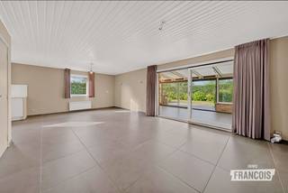 Op zoek naar een charmante bungalow in Sijsele waar rust en een goede ligging hand in hand gaan? Deze goed onderhouden woning bevindt zich in een rustige, doodlopende straat en ligt op wandelafstand van winkels, bakker, slager en scholen. Een ideale ligging voor wie graag rustig woont, maar toch alles dichtbij heeft.<br /><br />Via de inkomhal kom je terecht in de gezellige leefruimte met aansluitend de keuken en veranda. Verder beschikt de woning nog over twee slaapkamers, een badkamer met ligbad en inloopdouche, afzonderlijk toilet en een garage. De keuken werd reeds vernieuwd in 2013. Daarnaast biedt de woning nog heel wat renovatiepotentieel, zodat u ze verder naar eigen smaak kunt moderniseren.<br /><br />Het mooie perceel van 597 m² biedt volop mogelijkheden om van de buitenruimte te genieten. Een aangename bungalow met een praktische indeling en een uitstekende ligging, ideaal voor wie op zoek is naar rust en comfort in Sijsele.<br /><br />Plan vandaag nog uw bezoek met Demetrio via demetrio@immofrancois.be of 0474 90 37 80.<br /><br />