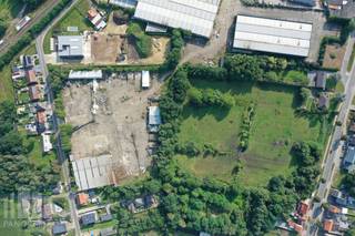 Nieuwbouw KMO-park met <strong>14 kwalitatieve bedrijfsunits</strong>, ideaal voor ondernemers en investeerders. De units die te koop worden aangeboden, variëren in oppervlaktes van 144 m² tot 319 m². Het park is gelegen vlak naast de Molsesteenweg (N18) met een directe verbinding naar de N71, waardoor omliggende steden zoals Mol, Geel en Lommel vlot bereikbaar zijn.<br /><br />Deze <strong>casco</strong> unit van 144 m² maakt deel uit van het <strong>Bedrijvenpark Beack</strong> en is opgebouwd uit een staalconstructie, in combinatie met betonplint en geïsoleerde sandwichpanelen. De loods, met een <strong>6 meter vrije hoogte</strong>, heeft een brandklasse C en beschikt over lichtstraten met rookluik, polybetonvloer (vloerdraagkracht 3t/m²) en een sectionale poort (4 mb x 4,5 mh) met afzonderlijke toegangsdeur. <br /><br />Bij de unit zijn er tevens <strong>2 parkeerplaatsen </strong>voorzien.<br /><br />Dankzij de <strong>casco </strong>oplevering behoudt u de vrijheid om de afwerking volledig af te stemmen op uw eigen wensen en noden. Tal van activiteiten mogelijk: opslag, productie, atelier,... <br /><br /><strong>Oplevering voorzien Q4 2027. </strong><br /><br />Heeft u interesse of wenst u graag meer details over dit aanbod? Neem contact op met <strong>Kim</strong> voor meer info, plannen en lastenboek via het nummer <strong>011.220.500. </strong>