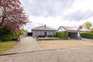 Goed onderhouden laagbouwwoning met 3 slaapkamers, garage en prachtige tuin, gelegen in een rustige buurt doch zeer centraal. <br /><br />Indeling: inkomhal; woonkamer met vele glaspartijen en gezellige houthaard; ruime keuken met zicht op de tuin; aanpalende berging; nachthal; 3 slaapkamers; apart toilet; betegelde badkamer bevat toilet, douche in bad en dubbele lavabo; <br /><br />1V: uittrekbare trap naar de zolder, momenteel ingericht als studio met verwarming. <br /><br />Oprit vooraan met 2x carport; keuken geeft toegang tot een gezellig overdekt terras (2015); garage met automatische poort en voorziening voor WM/DK; volledig omheinde tuin met tuinhuis en bergingen. <br /><br />Algemeen: <br />- EPC label D (geen renovatieplicht) <br />- CV op stookolie met ketel van 2021) <br />- Dak gerenoveerd en geïsoleerd in 2005 <br />- Cetrale ligging nabij scholen, winkels, autostrades, etc.<br /><br />Bekijk zeker de 360° rondgang via onze website (+ mogelijkheid tot opmeten en ontmeubelen).<br />Alle attesten zijn beschikbaar onderaan op onze website. <br />Voor meer info of een bezoek: 0472 22 22 44 of thanee@solittvastgoed.be.