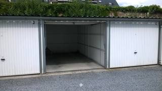Box de garage avec portail basculant en métal (box n° 31) situé à l'angle de l'Antwerpse Steenweg et de la Breedstraat. Disponible à partir du...