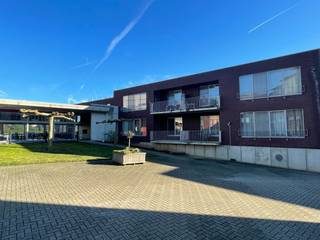 Deze moderne assistentiewoning bevindt zich in Heverlee in WZC Vogelzang en biedt de ideale combinatie van zelfstandig wonen met de zekerheid van ondersteuning en diensten wanneer nodig.<br />Bij het betreden is er een inkomhal met ingebouwde vestiaire, die uitkomt op een praktische badkamer met douche en toilet. Verder beschikt de woning over een ruime slaapkamer en een lichtrijke woon- en eetkamer die rechtstreeks toegang geeft tot een terras waar het heerlijk vertoeven is. De keuken is functioneel ingericht en aansluitend is er een berging voorzien met aansluiting voor een wasmachine.<br />Dankzij de doordachte indeling en de overvloedige lichtinval is dit een bijzonder aangename plek om te wonen. Bewoners genieten hier van alle comfort en privacy, terwijl ze tegelijk beroep kunnen doen op een uitgebreid aanbod van diensten en ondersteuning die verbonden zijn aan het woonzorgcentrum. Deze assistentiewoning is daarmee de perfecte oplossing voor wie zijn zelfstandigheid wil behouden, maar toch waarde hecht aan zekerheid en nabijheid van zorg.