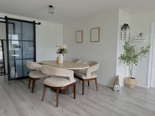 Op zoek naar een licht en verzorgd appartement op een uitstekende locatie? Dan is dit appartement op de bovenste verdieping van Residentie Ter Eycken II zeker een bezoek waard!<br />Dankzij de ligging op de 6de verdieping geniet u hier van veel natuurlijke lichtinval en een open uitzicht. Vanuit het appartement kijkt u uit op de omgeving van de Royal Antwerp Football Club. Voor voetballiefhebbers een absolute troef, voor anderen vooral een herkenbaar oriëntatiepunt.<br /><br />Het appartement werd doorheen de jaren gerenoveerd en beschikt over pvc-ramen met dubbele beglazing, een conforme elektrische installatie en collectieve verwarming. De grote raampartijen in verschillende gevels zorgen voor een aangename en lichtrijke woonomgeving. De ligging is een van de grootste troeven van dit appartement. Met een Mobiscore van 9,2/10 bevinden winkels, scholen, openbaar vervoer, sportfaciliteiten en belangrijke invalswegen zich op korte afstand. Bovendien ligt het appartement in een groene omgeving met verschillende parken en recreatiemogelijkheden in de buurt.<br /><br />Bij het betreden van het appartement komt u terecht in de inkomhal die toegang geeft tot de verschillende ruimtes. De woonkamer vormt het hart van het appartement en baadt dankzij de grote raampartijen in het daglicht. Aansluitend bevindt zich de volledig ingerichte keuken, die praktisch is ingericht en toegang geeft tot een klein balkon. Verder beschikt het appartement over twee ruime slaapkamers en een badkamer uitgerust met een douche, lavabo en toilet.<br /><br />Dit appartement is ideaal als eerste eigen woning, maar vormt eveneens een interessante investeringsopportuniteit dankzij de gunstige ligging en het instapklare karakter.