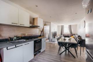 🏡 TE KOOP – Prachtige duplex met 2 slpk in Schaarbeek – Daillywijk<br /><br />We Invest Brussel-Europa biedt u dit appartement aan, gelegen in de Gustave Fussstraat 24 te 1030 Schaarbeek, in het hart van de zeer gegeerde Daillywijk.<br /><br />✨ Een ideaal pand voor investeerders, dat onmiddellijke opbrengst combineert met een topligging.<br /><br />🔹 Indeling :<br />1 duplexappartement op de bovenste verdieping van een nieuwe, kleinschalige mede-eigendom<br />Bergingsruimtes<br /><br />🔧 Technische aspecten<br />EPC: G<br />Elektriciteit niet conform<br /><br />📍 Een uiterst gegeerde buurt<br />Gelegen op een steenworp van de Avenue Plasky, geniet het pand van een dynamische en populaire omgeving:<br />🚋 Uitstekende bereikbaarheid met het openbaar vervoer (tram, bus, snelle toegang tot het centrum en de Europese wijk)<br />🛍 Talrijke winkels, supermarkten, restaurants en diensten<br />🌳 Nabij parken, scholen en internationale instellingen<br />🚗 Snelle toegang tot de grote verkeersassen en de NAVO / Europese wijk<br /><br />Een wijk met een zeer sterke huurvraag, ideaal voor een veilige investering.<br /><br />📞 Bezoeken enkel op afspraak met :<br />Rebecca Hallal<br />We Invest Bruxelles-Europe<br />📱 Tél. : +32 472 12 62 42<br />📧 Email : bruxelles.europe@weinvest.be<br /><br />👉 Volledig dossier, huurinkomsten en voorwaarden op aanvraag.<br />Andere panden te koop in Schaarbeek op WeInvest.be