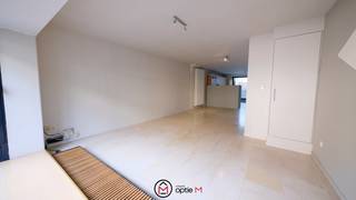 Ben je op zoek naar een comfortabel en centraal gelegen duplex appartement te huur in Bilzen? Dan is dit ruime appartement op de Onze Lieve Vrouwstraat 10 precies wat je zoekt. Met een bewoonbare oppervlakte van ongeveer 100 m², twee grote slaapkamers en een gezellig terras, combineer je hier ruimte met een aangename woonbeleving.<br /><br />Indeling:<br />Eerste verdieping:<br />Bij het betreden van het appartement kom je binnen in een lichtrijke leefruimte waar je moeiteloos een gezellige zithoek en eetplaats kan inrichten. Aansluitend bevindt zich de keuken, praktisch ingericht en met voldoende opbergruimte.<br />Tweede verdieping:<br />Op de bovenverdieping vind je twee ruime slaapkamers die zich perfect lenen als hoofdslaapkamer, kinderkamer of bureauruimte. Ook de badkamer bevindt zich hier, functioneel en comfortabel ingericht.<br /><br />Buitenruimte:<br />Het knusse terras biedt je een fijne plek om even tot rust te komen, te genieten van een kop koffie of een rustige avond buiten.<br /><br />Troeven:<br />Duplex appartement met praktische indeling<br />Ca. 100 m² bewoonbare oppervlakte<br />Twee ruime slaapkamers<br />Gezellig terras<br />Geen privatieve kosten<br /><br />Ligging &amp; omgeving:<br />Dit appartement is ideaal gelegen in het centrum van Bilzen. Je woont hier op wandelafstand van winkels, horeca en andere voorzieningen. Ook scholen en openbaar vervoer zijn vlot bereikbaar, wat zorgt voor een uitstekende combinatie van comfort en bereikbaarheid. De rustige straat maakt het geheel extra aangenaam om te wonen.<br /><br />Plan vandaag nog je bezoek en ontdek zelf de ruimte en het comfort van dit duplex appartement in Bilzen. Dit kan via de knop "Ik ben kandidaat" bij het zoekertje op onze website. <br /><br />Wil je weten wat jouw woning waard is? Neem gerust contact op via bovenstaande gegevens.