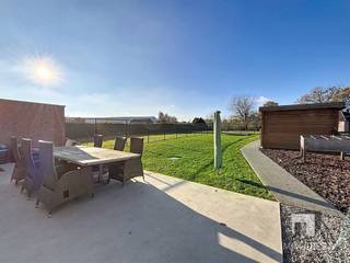 NIEUWBOUWWONING DICHTBIJ CENTRUM TESSENDERLO Dit is een aantrekkelijke nieuwbouw woning gelegen in Tessenderlo, met een totale bewoonbare oppervlakte...