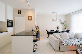 <strong>Modern appartement te huur op toplocatie in Oosteroever Oostende</strong><br /><br />Bent u op zoek naar een energiezuinig appartement te huur in Oostende?<br />Dit stijlvolle appartement op de <strong>3de verdieping van de recente residentie Central Park Tower</strong> op Oosteroever biedt een perfecte combinatie van comfort, ruimte en een uitstekende ligging.<br />Gebouwd in <strong>2023</strong>, afgewerkt met kwalitatieve materialen en voorzien van een <strong>garagebox en kelder</strong>, is dit appartement ideaal voor wie modern wil wonen aan de Belgische kust.<br /><br /><strong>Indeling van het appartement</strong><br />Bij het betreden van het appartement komt u terecht in een verzorgde inkomhal met vestiairekast. De lichtrijke woonkamer sluit aan op een <strong>ruim zonneterras (19 m²)</strong>, waar u in alle rust kunt genieten van de buitenruimte.<br />De open, volledig ingerichte keuken vormt het hart van de leefruimte en biedt alle comfort voor dagelijks gebruik.<br />Aansluitend bevindt zich een <strong>ruime berging</strong> met extra opbergruimte.<br /><br />Verder beschikt het appartement over:<br />1 ruime slaapkamer met toegang tot het <strong>groot terras</strong><br />Badkamer met inloopdouche<br />Afzonderlijk gastentoilet<br /><br /><strong>Ruime buitenruimtes</strong><br />Met een bewoonbare oppervlakte van <strong>72 m²</strong>, aangevuld met een <strong>ruim terras aan zowel de leefruimte als de slaapkamer</strong>, geniet u van een uitzonderlijke woonkwaliteit en veel buitenruimte.<br /><br /><strong>Energiezuinig wonen</strong><br />Dankzij het recente bouwjaar (<strong>2023</strong>) behaalt dit appartement een uitstekende <strong>EPC-score A (33 kWh/m² per jaar)</strong>.<br />Dit resulteert in een laag energieverbruik en een comfortabel binnenklimaat.<br /><br /><strong>Extra troeven</strong><br /><span>Een absolute meerwaarde is de <strong>onbeperkte toegang tot het exclusieve zwembad</strong> en de <strong>volledig uitgeruste fitnessruimte</strong>, exclusief voor de bewoners van de residentie.</span><br /><span>Bewoonbare oppervlakte: 72 m² + 19 m² terras</span><br /><span>Kelderberging en garagebox inbegrepen</span><br /><span>Energiezuinig (EPC A – 33 kWh/m² per jaar)</span><br /><span>Kan zowel gemeubeld of ongemeubeld gehuurd worden<br />Verwarming : aansluiting op het warmtenet</span><br /><span>Rustige ligging op Oosteroever </span><br /><br /><strong>Huurvoorwaarden</strong><br /><span><strong>Provisie gemeenschappelijke kosten:</strong> €150 per maand</span><br /><span>Garagebox en kelder inbegrepen in de huur.</span><br /><br /><strong>Interesse?</strong><br />Bent u op zoek naar een <strong>appartement te huur in Oosteroever Oostende</strong>, een <strong>nieuwbouwappartement met garage</strong>, of een <strong>energiezuinig appartement nabij zee</strong>? Dan is dit instapklare appartement in <strong>Central Park Tower</strong> beslist een bezoek waard.<br /><br />Contacteer ons vandaag nog voor meer informatie of een bezichtiging.<br />