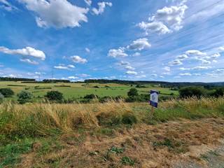 <p>Een mooi perceel bouwgrond in een woongebied met landelijk karakter, bestemd voor een halfopen bebouwing.  Idyllische ligging met uitzicht over het weiland. Oppervlakte: acht are en negentig centiare (8 a 90 ca).</p><br /><br />