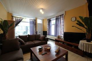 Charmante hoekwoning met karakter, zij-ingang en mogelijkheden in hartje Oudenaarde
Deze karaktervolle woning geniet van een uitstekende, centrale ligging, waarbij winkels, scholen, horeca, openbaar vervoer en andere dagelijkse voorzieningen allemaal vlot te voet bereikbaar zijn. Dankzij de ligging op de hoek beschikt de woning bovendien over een handige zij-ingang. Een absolute meerwaarde voor wie fietsen, boodschappen of andere spullen gemakkelijk binnen en buiten wil brengen.
De woning werd reeds gedeeltelijk gerenoveerd en is direct bewoonbaar, maar biedt nog ruimte om verder af te werken en er volledig uw eigen thuis van te maken. (elektriciteit is conform) De charmante gevel geeft de woning meteen een warme en authentieke uitstraling.
Op het gelijkvloers vinden we onder meer een gezellige leefruimte en een keuken, aangevuld met een praktische wasplaats/berging. Deze ruimte is eveneens ideaal om fietsen veilig binnen te plaatsen. Verder beschikt de woning over een droge kelder, handig als extra opslagruimte.
Op de verdieping zijn er momenteel twee volwaardige slaapkamers en een overloop. De ruime zolder biedt vervolgens nog een mooie opportuniteit om een derde slaapkamer of extra polyvalente ruimte te creëren.
Ook technisch zijn er reeds belangrijke troeven aanwezig: het dak werd mooi geïsoleerd en de woning beschikt over ramen met dubbele beglazing.
Achteraan is er een kleine, onderhoudsvriendelijke buitenruimte, ideaal om bijvoorbeeld de vuilnisbak te plaatsen.
Kortom: een charmante en karaktervolle woning op een topligging in Oudenaarde, reeds gedeeltelijk gerenoveerd en meteen bewoonbaar, maar met nog tal van mogelijkheden om verder af te werken en volledig naar eigen smaak in te richten. (elektriciteit keuring in aanvraag )
Een woning met charme, comfort en vooral veel mogelijkheden. Zeker een bezoekje waard!
Exclusief te koop aangeboden via de Oximo online verkoopsprocedure. Voor registratie en aanvaarding van de verkoopsvoorwaarden zie www.oximo.be.