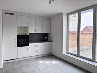 Op zoek naar een moderne en instapklare woonst in het hart van Brugge? Dit prachtig gerenoveerde duplexappartement combineert hedendaags wooncomfort met de charme van wonen in de historische binnenstad.<br /><br />Het appartement beschikt over een volledig private inkom met ruimte om fietsen te stallen. Op de eerste verdieping bevindt zich een aangename leefruimte met een moderne, volledig ingerichte keuken. Vanuit de leefruimte heb je toegang tot het zonnige terras. Op deze verdieping is eveneens een gastentoilet aanwezig.<br /><br />De tweede verdieping omvat twee comfortabele slaapkamers en een stijlvolle badkamer met inloopdouche en lavabomeubel. De woonst werd volledig gerenoveerd.<br /><br />Een absolute troef is de topligging in hartje Brugge, op wandelafstand van winkels, horeca en alle voorzieningen. Bovendien zijn er geen gemeenschappelijke kosten.<br /><br />Een ideale woonst voor wie op zoek is naar modern, comfortabel en rustig wonen op een unieke locatie in het centrum van Brugge.<br /><br />De woning wordt op dit moment volledig afgewerkt en zal instapklaar zijn. EPC in opmaak (in afwachting van klaar zijn van alle werken).