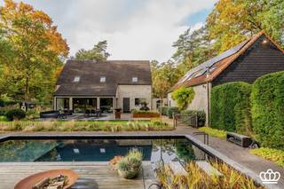 <p><span>Centraal gelegen, instapklare villa met magazijn en o.a. ruime leefruimte, ingerichte keuken, bureelruimte, kelder, 6 slaapkamers, 3 badkamers en zwemvijver op een oost georiënteerd perceel van 4.500 m².</span></p><p><span> </span></p><p><span>INDELING</span></p><p><span> </span></p><p><span>Gelijkvloers</span></p><p><span>Inkomhal op tegelparket, vestiaireruimte, gastentoilet met handenwasser, aparte bureelruimte met ingemaakte kasten en zijdeur naar buiten.  Vanuit de inkomhal toegang tot de zeer ruime leefruimte onderverdeeld in zit- en eetgedeelte.  Deze ruimte geniet veel lichtinval door de grote raampartijen die uitgeven op de tuin.  Aansluitend ingerichte keuken voorzien van koelkast met vriesvak, Miele combi-oven-micro, aparte Miele microgolfoven, vaatwasser, inductievuur, dampkap en dubbele porseleinen wasbak.</span></p><p><span> </span></p><p><span>Eerste</span><span> </span><span>verdieping</span></p><p><span>Op de eerste verdieping is een ruime nachthal die uitgeeft op 2 slaapkamers met ingemaakte kasten die met elkaar verbonden zijn door een douchekamer.  Verder zijn er nog 2 slaapkamers waarvan 1 met ingemaakte kasten en een eigen douchekamer voorzien van douche en wastafel.  De gehele verdieping, uitgezonderd de badkamers zijn op parket.</span></p><p><span> </span></p><p><span>Tweede verdieping</span></p><p><span>D.m.v. vaste trap toegang tot de tweede verdieping.  Hier bevinden zich nog 2 slaapkamers en een zolderruimte.  De tweede verdieping is op laminaatvloer.  </span></p><p><span> </span></p><p><span>Kelder</span></p><p><span>Kelder met voorziening wasmachine en droogkast.  Hier bevinden zich tevens de technische installaties.</span></p><p><span> </span></p><p><span>Tuin</span></p><p><span>Automatische toegangspoort met vooraan veel parkeergelegenheid.  Apart bijgebouw (garage) met automatische poort, dit pand met zolderruimte biedt meerdere mogelijkheden.  Achteraan prachtig aangelegde tuin, volledig omheind die veel privacy geniet met hybride zwemvijver.</span></p><p><span> </span></p><p><span>Bijgebouw</span></p><p><span>Ruim bijgebouw/magazijn met voorziening water en elektriciteit waar zich ook de omvormer van de zonnepanelen bevindt.</span></p><p><span>Deze ruimte is voorzien van vaste trap met volwaardige zolder.</span></p><p><span> </span></p><p><span>Bijzonderheden</span></p><p><span>-Centraal gelegen nabij uitvalswegen naar Antwerpen en Nederland</span></p><p><span>-Ruim bijgebouw (garage) met diverse mogelijkheden</span></p><p><span>-Zonnepanelen </span></p><p><span>-Prachtig aangelegde tuin met hybride zwemvijver</span></p><p><span> </span></p>