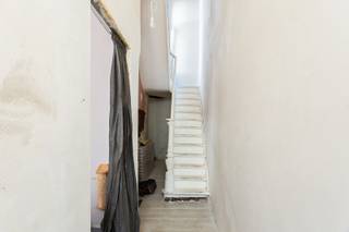 Welkom in de Zeilstraat 47! Deze woning ligt in een bruisende buurt met een vlotte verbinding naar het centrum van Antwerpen. Winkels, horeca, scholen en openbaar vervoer bevinden zich vlakbij. Ook de belangrijkste invalswegen en de autosnelweg zijn vlot bereikbaar. Bovendien ligt Park Spoor Noord op korte afstand, ideaal om te wandelen, te sporten of te ontspannen.<br /><br />Achter de charmante gevel schuilt een te renoveren woning met 3 slaapkamers en veel potentieel. Ideaal voor wie de woning naar eigen smaak wil inrichten. Er werden al belangrijke werken uitgevoerd: het hoofddak werd geïsoleerd, de achtergevel kreeg isolatie en een afwerking in crepi, de ramen werden vervangen en er werd een condensatieketel geïnstalleerd. Bovendien geldt er geen wettelijke renovatieplicht.<br /><br />Via de inkomhal bereik je de leefruimte met aansluitende open keuken. De aangrenzende kamer beschikt over aansluitingen voor een wasmachine. Achteraan de hal bevindt zich een aparte ruimte met voorzieningen voor een afzonderlijk toilet. Ook de ruime kelder is bereikbaar vanuit de inkomhal.<br /><br />Op de eerste verdieping vind je een ruime slaapkamer aan de voorzijde en een bijzonder ruime badkamer aan de achterzijde, uitgerust met een inloopdouche, dubbele wastafel en toilet.<br /><br />De tweede verdieping telt nog twee slaapkamers, waaronder een ruime slaapkamer aan de straatzijde.<br />EPC: label C<br />P- en G-score: C<br />Stedenbouwkundige inlichtingen: Gvg, Wg, Vkr, Gmo, Gvv