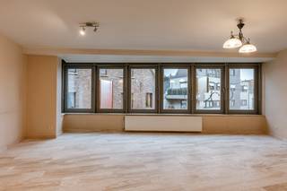 <p>1-slaapkamerappartement met veel lichtinval en toplocatie in Wetteren<br /><br />EPC: B</p>
<p>In het centrum van Wetteren, op wandelafstand van winkels, horeca en openbaar vervoer, bevindt zich dit aangename 1-slaapkamerappartement.<br /><br />We betreden het appartement in een praktische inkomhal met apart toilet. Daarna bevinden we ons in de lichtrijke leefruimte met grote raampartijen die een open en luchtig gevoel creëren, terwijl de open keuken in warme houttinten volledig is uitgerust en mooi aansluit bij de leefruimte. De vloer in natuursteentegel versterkt het gevoel van ruimte en licht. <br /><br />Verder is er een ruime slaapkamer en een verzorgde badkamer met douche. Ook is er extra bergruimte is aanwezig in de kelderberging.</p>
<p>Met zijn EPC-label B biedt dit appartement een energiezuinige woonoplossing op een toplocatie in Wetteren. Ideaal voor wie comfortabel en centraal wil wonen, of als interessante investering! <br /><br />Interesse? Plan snel uw bezoek in bij Laura via 0473 41 35 62 of mail naar info@vicusvastgoed.be</p>