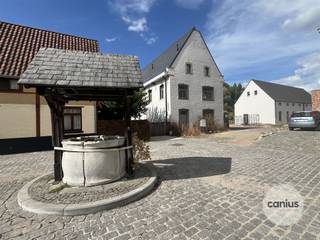 <p><span>Rust &amp; natuur nabij het stadscentrum</span></p><p><span>Aan de stadsrand van Sint-Truiden treffen wij op het pittoreske Begijnhof de site ’T Godshuis aan. Het betreft een kleinschalig project bestaande uit zeven woningen (vier nieuwbouwwoningen en drie gerenoveerde woningen ondergebracht in een beschermd monument). De ligging kunnen wij als ideaal bestempelen! Zo geniet je hier van de rust en de rijke geschiedenis die het Begijnhof uitstraalt in combinatie met de natuur van Domein ’t Speelhof. Daarnaast bevinden wij ons op wandel- en fietsafstand van het stadscentrum van Sint-Truiden. Zo begeven wij ons vlot naar lokale handelaars, supermarkten, de wekelijkse Haspengouw Markt, gezellige drank- en eetgelegenheden, het stadspark, … Ook voor grotere verplaatsingen ben je hier aan het juiste adres. Door de nabijheid van belangrijke invalswegen is een goede verbinding naar omliggende steden en gemeenten gegarandeerd. Kortom een ideale locatie om te genieten van alles wat de hoofdstad van Haspengouw te bieden heeft.</span></p><p><span> </span></p><p><span>Wonen in een beschermd monument </span></p><p><span>Woning 1 beschikt over 134m² woonoppervlakte en omvat op het gelijkvloers een inkomhal, een berging, een apart toilet en een leefkeuken.</span></p><p><span>De eerste verdieping biedt een nachthal, een badkamer en twee slaapkamers.</span></p><p><span>Onder het prachtige dakgebinte op de tweede verdieping kunnen we een ruime leefruimte en een bergruimte terugvinden.</span></p><p><span>Bijkomend kan men genieten van een privatieve tuin, terras en gemeenschappelijke fietsenstalling.</span></p><p><span>Dit allemaal met respect voor het historisch karakter (prachtige authentieke balken, traditionele materialen, …) in combinatie met hedendaags comfort wat resulteert in een energiezuinige woning klaar voor de toekomst! </span></p><p><span> </span></p><p><span>KORT SAMENGEVAT</span><span>:</span></p><p><span>Prijs: € 401.600,00</span></p><p><span>Verkoop onder registratierechten (2% of 12%)</span></p><p><span> </span></p><p><span>Wonen in een unieke setting waar heden &amp; verleden elkaar omarmen!</span></p><p><span>Nieuwsgierig welke woning het best aansluit bij jouw levensstijl? Maak snel een afspraak of vraag maar informatie aan bij één van de medewerkers van Canius Real Estate. Je kan ons bereiken op het nummer 011 74 12 36 of via <span>info@canius.be</span></span><span>.</span></p><p><span> </span></p><p><span>*Deze gegevens zijn louter ter informatieve titel. De vermelde oppervlaktes zijn slechts een indicatie. Canius Real Estate kan niet verantwoordelijk gesteld worden voor de juistheid van de aan haar verstrekte gegevens.</span></p><p><span> </span></p><p><span> </span></p>