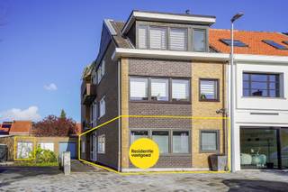 Kijkdag op zaterdag 11/04 - op afspraak!Dit instapklare gelijkvloerse appartement geniet van een uitstekende ligging met vlotte bereikbaarheid,...