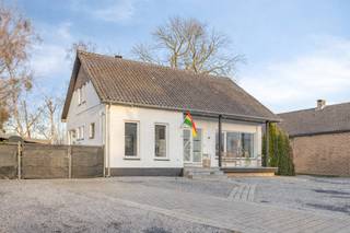 <u><strong>Charmante split-level woning met 3 slaapkamers en ruime tuin in Kotem, Maasmechelen.</strong></u><br /><br />Op een gunstige ligging in Kotem, deelgemeente van Maasmechelen, vinden we deze lichtrijke en verrassend ruime split-level woning terug, gelegen aan de Grotestraat 412.<br /><br />Bij het betreden van de woning komen we binnen in de inkomhal met apart gastentoilet.<br />Op het niveau van de begane grond bevindt zich tevens een eerste slaapkamer, die ook perfect kan dienen als bureau of praktijkruimte. Verder treffen we hier de badkamer aan voorzien van een ligbad en een wastafel.<br /><br />Vanuit de hal wandelen we door naar de keuken, die een mooi zicht biedt op de lager gelegen tuin.<br />Aansluitend aan de keuken bevindt zich een praktische berging met alle voorzieningen en een extra douche.<br />De woonkamer situeert zich aan de zijkant van de woning en geniet van veel natuurlijke lichtinval, met uitzicht op de straatzijde.<br />Dankzij de grote raampartijen baadt de woning in het licht!<br /><br />Een halve verdieping hoger bevinden zich nog twee volwaardige slaapkamers, elk uitgerust met een eigen dressing, alsook vindt u hier nog een apart toilet terug.<br />De overloop biedt bijkomende mogelijkheden en kan perfect ingericht worden als extra bergruimte of als compact bureelhoekje.<br /><br />De woning is volledig onderkelderd, wat zorgt voor extra opslagruimte!<br /><br />Buiten beschikt men over een ruime tuin met tuinberging, ideaal voor wie graag geniet van rust en buitenruimte.<br /><br />Kortom bent u op zoek naar een karaktervolle woning met een speelse indeling, veel lichtinval en tal van mogelijkheden? Dan is deze woning zeker een bezoek waard!<br />Contacteer ons snel via sjulie@immoverslegers.be of 089 23 44 22. <br /><br /><em>Belangrijk: de woning is momenteel verhuurd en zal beschikbaar zijn na opzeg door de nieuwe eigenaar, conform de geldende huurwetgeving.</em><br /><br /><em>-stedenbouwkundige inlichtingen in aanvraag-</em>