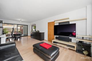 IN OPTIE <br /><br />Op zoek naar een gezellige gezinswoning op een rustige ligging? Dan is deze woning in Mechelen-Noord zeker een bezoek waard!<br /><br />Via de inkomhal met gastentoilet betreedt u de aangename leefruimte, die aansluit op de halfopen keuken en de lichtrijke veranda. De veranda vormt een mooie overgang naar de gezellige tuin, waar u in alle rust kunt genieten van het buitenleven. Aansluitend bevindt zich een praktische berging/wasruimte.<br /><br />Vanuit de inkomhal is tevens de kelder/kruipkelder bereikbaar, ideaal als extra opslagruimte.<br /><br />Op de eerste verdieping vindt u twee ruime slaapkamers, een derde slaapkamer die perfect dienst kan doen als kinder-, logeer- of bureauruimte, en een badkamer uitgerust met een ligbad. Via een aparte technische ruimte is ook de zolder toegankelijk, die bijkomende opbergmogelijkheden biedt.<br /><br />Met een EPC-label C (234 kWh/m²/jaar) geniet u bovendien van een degelijke energieprestatie, zonder renovatieverplichting.<br /><br />Recent zijn er nog heel wat zaken vernieuwd: volledig nieuw dak, nieuwe ramen (3-dubbel glas), voordeur, verwarmingsketel etc.<br /><br />Dankzij de rustige ligging in Mechelen-Noord, de praktische indeling en de gezellige tuin vormt deze woning de ideale thuis voor gezinnen, starters of investeerders die op zoek zijn naar een woning met veel potentieel.