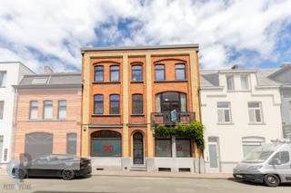 Laat U verrassen door deze authentieke herenwoning, met een riante 400 m² bewoonbare oppervlakte en ingerichte praktijkruimtes (voorheen tandarts...