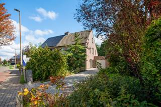 RUIME GEZINSWONING MET 3 SLAAPKAMERS EN TUIN IN SINT-NIKLAASDeze verzorgde gezinswoning in Sint-Niklaas biedt een bewoonbare oppervlakte van 150 m² op een perceel van 418 m². De woning beschikt over drie slaapkamers, twee badkamers en een aangename tuin met terras.De lichte leefruimte geniet van veel natuurlijke lichtinval en geeft rechtstreeks uit op het terras. De keuken is praktisch ingericht en voorzien van de nodige inbouwtoestellen.Verder beschikt de woning over ruime slaapkamers, ingebouwde kasten, twee badkamers en voldoende bergruimte. De tuin is groen en biedt veel privacy.Troeven:•3 slaapkamers •2 badkamers •150 m² bewoonbare oppervlakte •Perceel van 418 m² •Tuin en terras •Rustige ligging in Sint-Niklaas