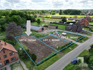 Bouwgrond open bebouwing met vergunning voor woning Troeven van de bouwgrond:+ Mooi vlak perceel+ Centrale ligging+ Alle voorzieningen gelegen in een...