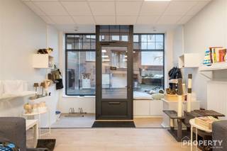 Cette propriété attrayante située au cœur de Wevelgem offre un mélange exceptionnel d'opportunités commerciales et résidentielles. Le rez-de-chaussée se compose d'un espace commercial moderne doté d'une grande surface vitrée, qui constitue non seulement une vitrine idéale, mais garantit également une forte présence visuelle dans la rue. L'espace est entièrement meublé et dispose d'une zone de bureaux, ce qui le rend parfaitement adapté à divers concepts de vente au détail, des boutiques aux bureaux, et offre un accueil chaleureux aux clients.L'étage supérieur abrite un espace multifonctionnel qui peut servir à la fois d'espace commercial supplémentaire et d'espace de vie confortable. Vous y trouverez également des toilettes séparées, une cuisine entièrement équipée et une première chambre. Le dernier étage offre deux autres chambres, ce qui rend la propriété polyvalente, tant pour l'habitation que pour le travail. Au rez-de-chaussée se trouve le local commercial, derrière lequel se trouve une salle de bains soignée équipée de toilettes, d'une douche et d'un lavabo. Une cour intérieure accueillante est attenante à l'immeuble, un espace extérieur calme qui offre une oasis de détente précieuse au milieu du centre-ville.Grâce à cette combinaison unique d'opportunités commerciales et de confort résidentiel, cette propriété est particulièrement intéressante pour les investisseurs ou les entrepreneurs à la recherche d'un bien immobilier situé au centre et au potentiel polyvalent. Elle offre la possibilité de combiner une fonction commerciale dynamique avec un confort résidentiel agréable, le tout dans un endroit vivant et facilement accessible.Pour plus d'informations, veuillez contacter 056 96 08 00 ou info@property-vastgoed.be