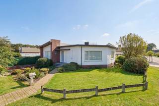 <p><span>Deze rustig gelegen gelijkvloerse woning heeft nog een tikkeltje liefde nodig om er jouw droomwoning van te maken. Maar potentieel heeft ze zeker!</span></p><p><span> </span></p><p><span>Met 2 gelijkvloerse slaapkamers, een goed doorlichte woonruimte en extra veranda is dit huis een ideale basis voor een thuis-op-langere-termijn.</span></p><p><span><br />Verder is er een droge kelder maar ook de dubbele garage biedt enorm veel opbergruimte.</span></p><p><span> </span></p><p><span> </span></p><p><span>Technisch gezien zijn er al wat belangrijke zaken aangepakt: de verwarmingsketel is vernieuwd en het dak van zowel woning als garage is gerenoveerd.</span></p><p><span>En de woning asbestveilig! Alweer een zorg minder...</span></p><p><span> </span></p><p><span> </span></p><p><span>Renovatieverplichting residentiële gebouwen van toepassing.<br />Meer info: https://energiesparen.be/renovatieverplichting</span></p>