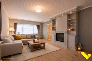 Instapklare, gelijkvloerse woning in Noorderwijk.<br /><br />Deze charmante gelijkvloerse woning bevindt zich in het centrum van Noorderwijk, op wandelafstand van winkels, scholen en horecazaken. Dankzij de vlotte verbindingen naar omliggende gemeenten en de nabijheid van de oprit van de E313 geniet u hier van een uitstekende bereikbaarheid.<br /><br />Via de lange inkomhal, die toegang biedt tot de verschillende ruimtes, betreden we de lichtrijke woonkamer. Hier is voldoende plaats voor een salon en eetkamer. De schouw in pastoriestijl springt meteen in het oog. De eiken parket geeft de woonkamer het nodige cachet.<br /><br />De keuken is apart en is voldoende ruim om een eettafel te zetten.<br /><br />De woning beschikt over drie ruime slaapkamers.<br />De eikenhouten parket loopt ook hier door en geeft de ruimtes een warme en luxueuze uitstraling. Bovendien zijn er veel ingemaakte kasten, wat zorgt voor voldoende opbergruimte.<br /><br />De badkamer is uitgerust met ligbad/douche, wastafel en toilet.<br /><br />Achteraan werd een aanbouw ingericht als hobbyruimte Daarnaast is een ruime garage/werkplaats — ideaal voor zelfstandigen of doe-het-zelvers.<br />Verder is er nog een koele kelder en kruipkelder.<br /><br />De troef van deze woning is zonder twijfel de buitenruimte: een royale tuin met een stijlvol zwembad, afgewerkt met tropisch hardhout. Het tuinhuis/poolhouse met overdekt terras zorgt voor een perfecte plek om te ontspannen en te genieten van het buitenleven.<br /><br />Kortom, een instapklare, praktische woning met tal van mogelijkheden op een centrale locatie — absoluut een bezoek waard!<br /><br />Benieuwd? Bel ons voor een bezichtiging op 014 58 02 08.