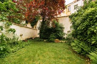 <p><span>Gelegen op een toplocatie in Schaarbeek bevindt zich deze ruime woning met tal van mogelijkheden en een uitzonderlijk potentieel. Via de royale inkomhal komt u terecht in een polyvalente ruimte aan de voorzijde van de woning, ideaal als bureau, praktijkruimte, extra leefruimte of gezellige zithoek. Vanuit de hal heeft u bovendien toegang tot een ruime en praktische berging, perfect voor het stallen van fietsen en het creëren van extra opbergruimte.</span></p><p><span>De ingerichte keuken sluit aan op een aangename, lichtrijke veranda die werd ingericht als eetplaats met een gezellige zithoek. Dankzij de grote raampartijen geniet u hier van een mooi zicht op de leuke tuin van ongeveer 60 m², een ideale plek om in alle rust van het buitenleven te genieten.</span></p><p><span>Op de eerste verdieping bevindt zich aan de voorzijde een ruime leefruimte van circa 32 m². Verder vindt u op deze verdieping een apart toilet, een grote slaapkamer en een comfortabele badkamer uitgerust met een ligbad, dubbele lavabo, douche en aansluitingen voor wasmachine en droogkast. Aansluitend bevindt zich een extra ruimte die perfect kan worden ingericht als dressing.</span></p><p><span>De tweede verdieping omvat nog drie volwaardige slaapkamers, een douchekamer en een ruime bergruimte. Ook de kelderverdieping biedt heel wat extra mogelijkheden met een wijnkelder, een stooklokaal en twee afzonderlijke kelders die zorgen voor voldoende opslagruimte.</span></p><p><span>Deze ruime op te frissen woning combineert royale volumes, een functionele indeling en een uitstekende ligging. Dankzij de vele mogelijkheden is dit een ideale woning voor grote gezinnen, zelfstandigen of iedereen die op zoek is naar een pand met karakter en toekomstpotentieel in het hart van Schaarbeek.</span></p>