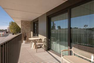 <p><strong>Exclusief gelijkvloers appartement (122 m²) met 2 slk’s, riante terras (50 m²) op een zucht van het keerdok te Mechelen</strong></p>
<p><strong>ALGEMENE KENMERKEN:</strong></p>
<ul>
<li>Prachtig en lichtrijk gelijkvloers appartement met een bewoonbare oppervlakte van 122 m²</li>
<li>Gelegen op de prachtige en moderne DOK+ site te Mechelen</li>
<li>Recent gebouwd (2026) met een hoogwaardige en stijlvolle afwerking, waarbij comfort, kwaliteit en energiezuinigheid centraal staan</li>
<li>Aangenaam terras van 50 m² waar u optimaal kan genieten van de zon en zuid gericht terras van 18m²</li>
<li>Rustige en centrale ligging aan de stadsrand, op wandel- en fietsafstand van het bruisende centrum van Mechelen</li>
<li>Winkels, scholen, horeca en openbaar vervoer bevinden zich in de onmiddellijke omgeving</li>
<li>Uitstekende bereikbaarheid via de E19 richting Antwerpen en Brussel</li>
<li>Mogelijkheid tot aankoop van een privatieve autostaanplaats (€ 32.500) en kelderberging (€ 7.500)</li>
<li>Gemeenschappelijke afgesloten fietsenstalling en kruidentuin met prachtige verzichten</li>
<li>Aankoop onder registratierechten</li>
</ul>
<p><strong>TECHNISCHE KENMERKEN:</strong></p>
<ul>
<li>Uitstekende EPC-score: Label A</li>
<li>Elektrische installatie conform het AREI</li>
<li>Asbestveilig</li>
<li>Energiezuinige warmtepomp met vloerverwarming</li>
<li>Aluminium raamprofielen met hoogrendementsbeglazing (HR++)</li>
<li>Ventilatiesysteem type D</li>
<li>Zonnepanelen</li>
</ul>
<p><strong>INDELING:</strong></p>
<p><strong>Gelijkvloers appartement:</strong></p>
<ul>
<li>Inkomhal met afzonderlijk gastentoilet</li>
<li>Aangename en lichtrijke leefruimte met open keuken</li>
<li>2 volwaardige slaapkamers voorzien van praktische inbouwkasten</li>
<li>Stijlvolle badkamer uitgerust met een inloopdouche, toilet en dubbele lavabo</li>
<li>Praktische berging met extra opbergruimte</li>
<li>Aparte toilet nabij inkomhal</li>
<li>Terrasoppervlakte van 68 m², ideaal om in alle rust van het buitenleven te genieten</li>
</ul>
<p><strong>TROEVEN:</strong></p>
<p>Dit stijlvolle appartement combineert hedendaags wooncomfort, een energiezuinige uitrusting en een uitstekende ligging op de gegeerde DOK+ site. De lichtrijke leefruimte, hoogwaardige afwerking en het zonnige terras zorgen voor een bijzonder aangename woonbeleving.</p>
<p>Dankzij de doordachte indeling en de nabijheid van het bruisende stadscentrum is dit appartement de ideale keuze voor starters, alleenstaanden of investeerders die op zoek zijn naar een comfortabele en toekomstgerichte woonoplossing in Mechelen.</p>
<p>Een unieke kans om stijlvol, comfortabel en energiezuinig te wonen op een boogscheut van het centrum van Mechelen!</p>
<p></p>