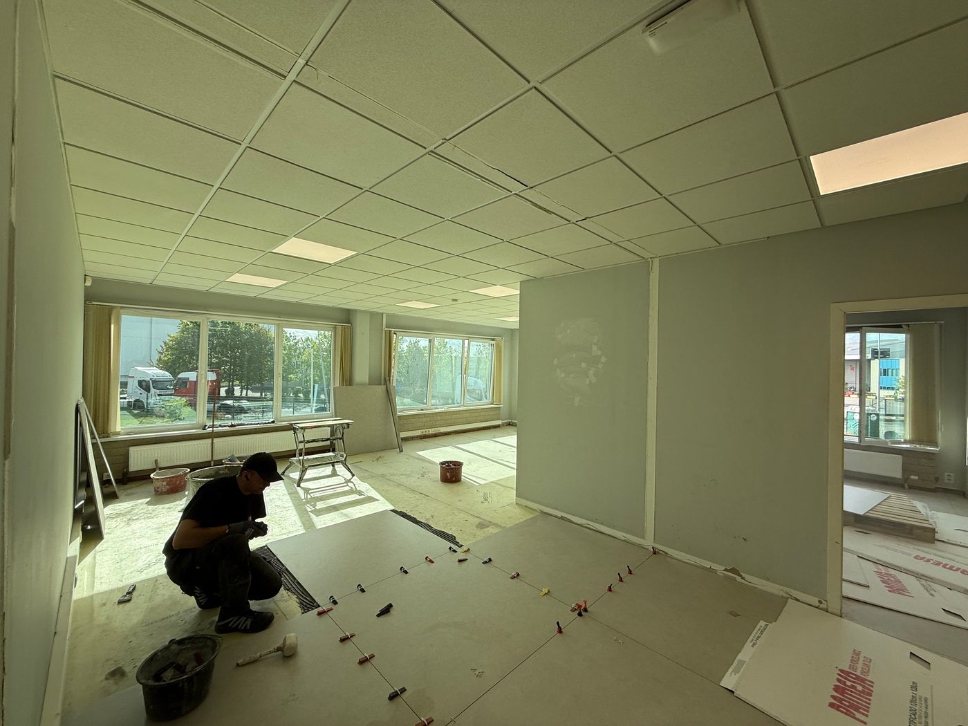 Uitstekend bereikbaar bedrijfsgebouw van 1.220 m² te huur te Gent (Desteldonk) - photo 5