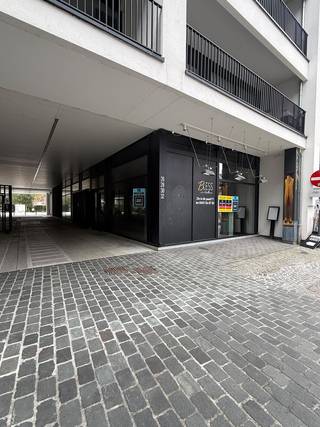 In de bruisende Sint-Jorisstraat 32, op de gekende locatie van het voormalige restaurant Bless, bieden wij dit aantrekkelijke handelspand van <strong>circa 100 m² te huur aan.</strong> Dankzij de strategische ligging tussen gevestigde zaken zoals Amantine en Room 4 You geniet je hier van uitstekende visibiliteit en veel passage, terwijl Parking Hopmarkt vlakbij voor optimaal comfort zorgt voor jouw cliënteel.<br />De ruimte leent zich perfect <strong>voor uiteenlopende commerciële invullingen,</strong> van horeca en retail tot een praktijk voor een vrij beroep of een eigentijds kantoor. <strong>Het pand wordt aangeboden aan een huurprijs van € 1.750 per maand, zonder bijkomende lasten zoals onroerende voorheffing of gemeenschappelijke kosten</strong>. Bovendien zijn een royale berging en een veilige ondergrondse parkeerplaats al inbegrepen in de huur, met de mogelijkheid om een tweede ondergrondse autostaanplaats bij te huren. Een unieke kans om jouw onderneming te vestigen op een centrale, vlot bereikbare plek in de stad. EPC LABEL: B.