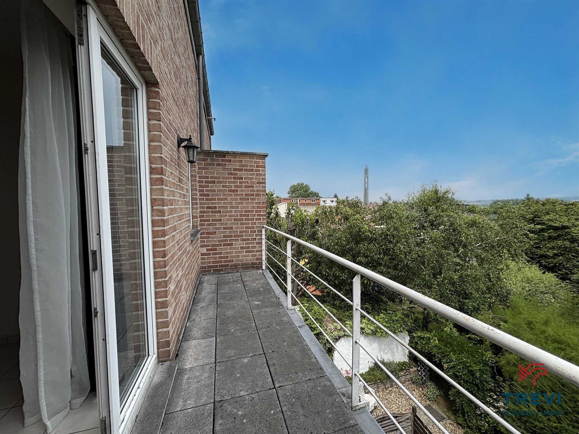 SOUS OPTION Bel appartement 2 chambres avec terrasse en excellent état - photo 3