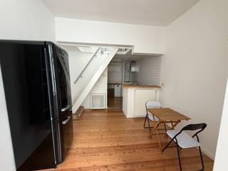 Net naast het bruisende centrum van Gent, dichtbij alle voorzieningen, vinden we deze gezellige stadswoning in de Tarwestraat. De woning is gelegen in een rustige straat met eenrichtingsverkeer, nabij tal van parkeermogelijkheden en het openbaar vervoer. Ook het centrum van Gent is vlot bereikbaar.<br /><br />De woning omvat een gezellige woonkamer met open keuken, een badkamer met inloopdouche, twee slaapkamers en een aangenaam koertje achteraan.<br /><br />De woning is onmiddellijk beschikbaar. Domicilie plaatsen is verplicht. <br /><br />De zetel, ingemaakte kasten en bedframe zullen blijven staan in de woning voor de volgende huurder.<br /><br />Conformiteitsattest is in opmaak <br /><br />Wenst u deze woning te bezichtigen? Reserveer dan eenvoudig uw tijdslot via onze website (immovercruysse.be > Te huur > selecteer dit pand > klik op 'Plan uw bezoek' > reserveer het gewenste tijdslot). Bezoekmoment komt weldra op de website.<br />LET OP: telefonisch en per mail worden geen aanvragen behandeld.