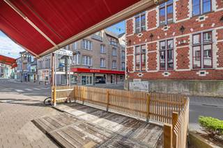 <p>Op een strategische uitvalsbasis in hartje Geraardsbergen bevindt zich deze <strong>solide handelswoning</strong>. Winkels, scholen en openbaar vervoer bevinden zich op wandelafstand. De woning doet op heden dienst als bakkerij en biedt tal van mogelijkheden voor kopers met handelsplannen. Het gelijkvloers aangekleed met<strong> authentieke elementen</strong> omvat <strong>een winkelruimte én tearoom gedeelte </strong>, een atelier, sanitair blok, meerdere bergingen en een toegang naar de kelder. Aan de achterzijde is er een <strong>stadstuin </strong>met buitenberging én terras. Op de eerste én tweede verdieping bevinden zich <strong>verschillende kamers , leefruimtes én sanitaire voorzieningen</strong>. Er is tevens een aparte doorgang voor het laden én losssen en een mogelijkheid tot het huren van <strong>een autostaanplaats</strong>. Dit pand biedt heel wat potentieel denk maar aan : horeca , B&amp;B uitbating , winkelruimte met woongelegenheid én dit allemaal op wandelafstand van de <strong>Markt van Geraardsbergen</strong> én zijn toeristische trekpleister <strong>"De Muur"</strong>.</p>