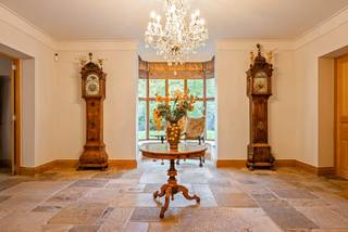 Magnifique villa Tudor anglaise entièrement sous-sol (338m²) avec 4 salons, salle à manger, 5 chambres, 4 salles de bains et un immense...