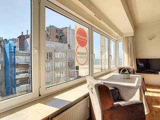 Mooi en ruim 'gemeubeld appartement' met zijdelings zeezicht zicht te huur in Oostende namelijk in de Vlaanderenstraat. Dicht bij handelszaken, openbaar vervoer, scholen, zee,..Indeling;De keuken is volledig ingericht, badkamer heeft een ligbad en een lavabomeubel, tussen keuken en living bevindt zich een ingemaakte kast. De slaapkamer beschikt over een terras en een grote dressing.Pluspunten:- Ruim en volledige inrichting- grote dressing- kleinschalig gebouw, 1 appartement per verdieping- Zijdelings zeezichtAlgemene kosten: 50€/maandVoorschot verwarming en water: 70€/maandBeschikbaar vanaf 01/10/2021Ben je geïnteresseerd in dit pand te huur in Oostende? Ga naar de website www.dewaele.com, klik op het pand dat je wenst te huren. Via de rode knop "vraag je bezoek aan" vragen we u kort een profiel in te vullen. Daarna nemen we contact op voor een bezoek. Telefonisch kunnen er geen afspraken gemaakt worden.