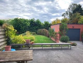 <p>Deze charmante en instapklare woning is gelegen op een mooi perceel van 607 m² en geniet van een zuidgerichte tuin met garage bijgebouw. Dankzij de uitstekende verbinding met Leuven en Brussel en de nabijheid van openbaar vervoer, winkels en scholen, is dit de ideale gezinswoning op een toplocatie.<br /><br />De woning heeft een gunstig EPC-label D, waardoor er geen renovatieverplichting geldt. Zowel de keuken als de badkamer werden recent vernieuwd.<br /><br />Indeling</p><ul><li>Kelderverdieping: volledig onderkelderd en bereikbaar via zowel een binnen- als buitentrap — ideaal voor stockage, werkruimte of hobbyruimte.</li><li>Gelijkvloers: ruime inkomhal met toegang tot de gezellige woonkamer en de zonnige, nieuwe keuken met uitzicht op de tuin. Aansluitend bevinden zich een praktische berging, wasplaats en gastentoilet.</li><li>Eerste verdieping: drie ruime slaapkamers en een vernieuwde badkamer met douche, toilet en lavabomeubel.</li><li>Zolder: bereikbaar via een vaste trap en biedt potentieel voor een extra slaapkamer, hobbyruimte of bureau</li></ul>Buitenruimte<br />De verzorgde tuin is zuidgericht en voorzien van een verhoogd terras waar u heerlijk kunt genieten van zomerse avonden. Het garage-bijgebouw beschikt over een nieuwe automatische poort.<br /><br />Kortom, deze woning combineert comfort, ligging en instapklaar woongenot — ideaal voor gezinnen die op zoek zijn naar ruimte, licht en een vlotte bereikbaarheid.<br /><br />Contacteer Dupont Vastgoed voor meer informatie of een bezoek ter plaatse op 015 15 15 15 <p></p>