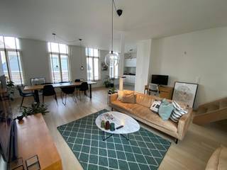 Dit comfortabele appartement verwelkomt je via een verzorgde inkomhal die vervolgens uitkomt in de ruime leefruimte. Dankzij de open indeling...