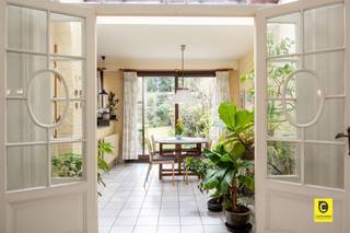 <p><span>Manoir à rénover, plein de caractère, avec 5 chambres et grand jardin dans un emplacement de choix !</span></p><p><span>Derrière la façade époustouflante de cette maison de ville mitoyenne unique se cache une splendeur qui ne demande qu'à être restaurée pour retrouver sa gloire d'antan. Cette maison spacieuse de pas moins de 247m² bénéficie d'un emplacement de choix juste en face du conte de fées "Te Boelaarpark", à un jet de pierre de la ville animée d'Anvers. Les magasins, les parcs, les écoles, les restaurants et les installations sportives sont accessibles à pied et, grâce aux transports publics et aux grands axes routiers, l'accessibilité est excellente. Pour autant que les travaux de rénovation nécessaires soient effectués, ce diamant brut peut briller comme jamais auparavant. En bref, ce joyau caché est l'endroit idéal pour combiner de manière optimale le travail et la vie de famille et garantit une vie insouciante et de qualité. Les possibilités de vie de kangourou, de vie de soins, de travail à domicile, d'atelier et d'espace de pratique,... sont un atout majeur !</span></p><p><span> </span></p><p><span>Rez-de-chaussée :</span><span> Les éléments authentiques attirent immédiatement l'attention lorsque l'on pénètre dans la maison par le somptueux hall d'entrée, qu'il s'agisse des boiseries ornées, des plafonds qui attirent l'attention, des vitraux et de bien d'autres choses encore. L'entrée a été séparée de manière imposante du hall qui abrite un vestiaire et des toilettes pour les invités. Le charmant salon sur parquet à chevrons comprend un poêle confortable et donne sur la beauté naturelle du parc "Te Boelaar". La salle à manger avec baie vitrée et vue sur le jardin est adjacente à la cuisine et dégage un cachet énorme grâce à ses belles boiseries et à sa cheminée ornementale. Derrière la cuisine se trouve la buanderie pratique avec accès au jardin.  </span></p><p><span> </span></p><p><span><sup>premier étage</sup></span><span>:</span><span> Le palier donne accès à 2 débarras, un WC séparé avec lave-mains, la salle de bains avec lavabo caractéristique et 3 chambres très spacieuses (env. 10,5 ; 14 &amp; 22 m²). La chambre principale dispose de 2 placards, d'une cheminée décorative, d'un accès direct à la salle de bains et d'une agréable terrasse privée. La chambre de taille moyenne, également dotée d'une cheminée décorative, s'ouvre sur une véranda donnant sur le jardin. Un bureau, une salle de jeux, un atelier ou un dressing sont ainsi parfaitement envisageables.  </span></p><p><span> </span></p><p><span><sup>deuxième</sup></span><span> étage :</span><span> Cet étage comprend également un débarras et deux très grandes chambres (env. 15,5 &amp; 22 m²). La plus grande chambre donne sur le parc tandis que l'autre dispose d'une alcôve avec sanitaires. Toutefois, l'alcôve peut parfaitement être transformée en un véritable dressing.</span></p><p><span> </span></p><p><span>Jardin, terrasses, abri à vélos &amp; sous-sol :</span><span> </span></p><p><span>Le jardin orienté sud-ouest (avec abri de jardin) est une oasis de verdure où l'on peut toujours profiter du soleil et de l'ombre en toute intimité. Un rêve pour les personnes qui ont la main verte, les amoureux des animaux, les familles avec enfants et tous ceux qui aiment organiser un barbecue ou une fête. De plus, il est possible de créer un autre étang. Par le portail à côté de la maison, vous pouvez également ranger les vélos en toute sécurité, si vous le souhaitez, vous pouvez facilement créer un abri à vélos à part entière, un vrai luxe dans un environnement urbain.</span></p><p><span> </span></p><p><span>Atouts supplémentaires :</span><span> Excellente situation - Mobiscore 9.6/10 - 247m² cfr EPC - Beaucoup de caractère et d'authenticité - Chaudière à condensation HR - Jardin avec terrasse - Cave - Abri à vélos</span></p><p><span> </span></p><p><span>VISITEZ &amp; ACHETEZ</span><span>:</span><span> Vous êtes cordialement invité le </span><span>mercredi 22 &amp; samedi 25 octobre </span><span>à Gitschotellei 315, 2140 Borgerhout. Notre agent immobilier expert sera sur place pour répondre à toutes vos questions. Confirmez votre présence via ce lien <span>Maison de ville rénovée avec 5 chambres à coucher et jardin sur un emplacement de choix ! à vendre à BORGERHOUT (2140)</span></span><span>, via <span>info@coprimmo.be</span></span><span> ou par téléphone : 03.449.49.77. Si vous êtes intéressé, vous pouvez faire une offre après la visite </span><span>jusqu'au lundi 27 octobre - 15h</span><span>.</span></p><p><span> </span></p><p>*<span>Obligation de rénovation :</span><span> obtenir le label D ou mieux dans les 5 ans suivant l'achat</span></p><p><span> </span></p>