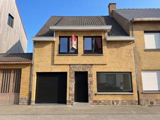 Maison entièrement rénovée à vendre à Kasteelstraat 36 à Oostvleteren. Cette maison est située dans le centre du village et bénéficie d'une connexion fluide vers Ypres, Poperinge et la côte. La maison a été entièrement rénovée en 2026 et présente de nouvelles techniques et finitions. Idéal pour ceux qui recherchent une maison de 3 pièces avec un joli jardin et un garage sans travail ! <br /><br />MISE EN PAGE<br />Rez-de-chaussée : Hall d'entrée spacieux avec éclairage LED et espace pour vestiaire, accès au salon par une porte en acier - salon spacieux avec chauffage au sol et climatisation avec coin salon, coin repas et cuisine ouverte entièrement installée - fenêtre coulissante avec accès à la belle terrasse orientée sud et au jardin - garage avec portail automatique - toilettes séparées - local technique - débarras avec accès au jardin par une porte latérale.<br /><br />Premier étage : Trois chambres spacieuses avec climatisation - toilettes séparées - salle de bain avec double vasque, douche à l'italienne et baignoire.<br /><br />En outre, cette maison dispose également d'un grenier spacieux.<br /><br />POINTS FORTS<br />Accessibilité facile<br />Entièrement renouvelé en 2026<br />Chauffage central au gaz naturel (chauffage au sol) + climatisation (pompe à chaleur)<br />Nouvelles techniques et finitions <br />3 chambres complètes <br />Espace de rangement suffisant <br /><br /><br />Le bien est proposé selon la formule Pre-sale. Le 19/08/2026 entre 17:00 et 19:00, vous pouvez visiter le bien sur rendez-vous et faire une offre. Le prix affiché est un prix indicatif. Pour plus d'informations, veuillez contacter le responsable du dossier.<br /><br />Registre des mesures: en cours de demande