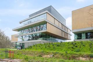 Bent u op zoek naar een unieke kantoorruimte op een <strong>toplocatie met onmiddellijke verbinding naar belangrijke snelwegen</strong>? Dan is deze kantoorruimte van 433 m² op het gelijksvloer van de innovatieve en <strong>hypermoderne bedrijvencampus 'O-Forty'</strong> precies wat u zoekt. Gelegen naast op- en afrit 9 Oostkamp én met visibiliteit langs de E40 biedt deze ruimte een uitstekende bereikbaarheid.<br /><br />De kantoren zijn casco+ afgewerkt met klimaatplafond en tapijttegels. U kunt ook gebruik maken van de gemeenschappelijke refter/ontspanningsruimte en extra vergadermogelijkheden (en seminarie ruimtes) in toren 'B'. <br /><br />Deze bedrijvencampus biedt nog vele andere voordelen, zoals een event space, coworking space, foodbar, fitness, padel, badgesysteem, pakjesmuur en ruime boven en ondergrondse parkeermogelijkheden. Onmiddellijk beschikbaar!<br /><br />Neem contact op met <strong>PANORAMA B2B</strong> voor bijkomende inlichtingen, plannen of een vrijblijvend plaatsbezoek via <strong>0479 70 70 73</strong>.