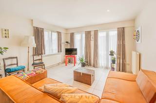 <p>Op de tweede verdieping van een verzorgd appartementsgebouw bevindt zich dit aangename en instapklare appartement met twee slaapkamers. De vele raampartijen zorgen voor een mooie natuurlijke lichtinval en geven het geheel een open en ruimtelijk karakter.</p><p> </p><p>De leefruimte biedt voldoende plaats voor een comfortabele zithoek en eetplaats en sluit aan op de volledig uitgeruste keuken. Vanuit de keuken heeft u rechtstreeks toegang tot het ruime terras. Dankzij de open ligging en het groene uitzicht is dit een heerlijke plek om tijdens de zonnige maanden buiten te eten of gewoon tot rust te komen.</p><p>Verder beschikt het appartement over twee volwaardige slaapkamers en een verzorgde badkamer met ligbad en lavabo. Een praktische wasruimte en de aanwezige ingebouwde kasten zorgen voor extra bergruimte.</p><p> </p><p>Ook op het vlak van comfort zit u hier goed. Het appartement heeft een EPC-label C en beschikt over een eigen ondergrondse autostaanplaats. In de ondergrondse garage is bovendien ruimte voorzien voor fietsen en aan het gebouw zijn bezoekersparkeerplaatsen beschikbaar.</p><p> </p><p>De ligging vormt een belangrijke troef. Het appartement bevindt zich aan de Rijmenamseweg, vlak bij het centrum van Bonheiden. Winkels en dagelijkse voorzieningen bevinden zich in de directe omgeving; zo vindt u onder meer een supermarkt in het centrum aan Dorp. Ook verschillende scholen zijn in Bonheiden aanwezig. Carrefour market BONHEIDEN Dankzij buslijn 25 beschikt Bonheiden bovendien over een rechtstreekse verbinding richting Mechelen en Keerbergen, met op weekdagen en zaterdag een halfuurfrequentie tussen beide plaatsen.</p><p> </p><p>Een lichtrijk en praktisch appartement met twee slaapkamers, een heerlijk terras én ondergrondse parking op een centrale locatie in Bonheiden.</p>