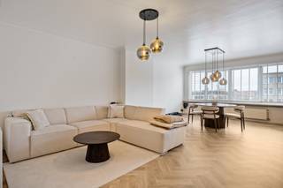 Dit gezellig en instapklaar appartement met twee volwaardige slaapkamers is gelegen op een strategische locatie met vlotte bereikbaarheid en alle voorzieningen in de nabije omgeving.<br /><br /><strong>Indeling</strong><br />Via de inkomhal met vestiairegedeelte en apart gastentoilet betreedt u het appartement op de derde verdieping.<br />Vooraan bevindt zich de ruime woon- en eetkamer, die geniet van een aangename lichtinval en aansluit op de open leefkeuken, een praktische en gezellige leefruimte waar comfort centraal staat.<br /><br />Via de nachthal met extra bergruimte bereikt u achteraan de twee volwaardige slaapkamers, waarvan één is voorzien van ingemaakte kasten. De badkamer is uitgerust met een douche in ligbad, dubbele lavabo, toilet en aansluiting voor wasmachine en droogkast.<br />Daarnaast beschikt het appartement over een klein west-georiënteerd terras, ideaal om te genieten van de namiddagzon.<br /><br /><strong>Bijzonderheden</strong><br />+ EPC: C - 230 kWh/m²<br />+ Instapklaar en ruim appartement<br />+ Strategische ligging<br />+ Elektrische keuring is conform