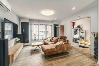 [[ DIT PAND NEEMT DEEL AAN DE ERA OPEN HUIZEN DAG OP 19/9 VAN 16:00 TOT 17:00 ]]
<p>Instapklare halfopen bebouwing nabij het centrum van Buggenhout en het Buggenhoutbos.</p>

<p>Deze ruime woning combineert een praktische indeling met een uitstekende ligging dichtbij winkels, scholen, openbaar vervoer en belangrijke invalswegen. Dankzij de grote kamers, 2 badkamers en de instapklare afwerking is dit huis ideaal voor grote gezinnen of wie extra comfort zoekt. De handige zijingang biedt een vlotte toegang voor fietsen en afval, wat het dagelijks gebruik extra praktisch maakt. De ruime veranda en de tuin van 300 m² zorgen bovendien voor extra leefruimte en ontspanning. Met vrij zicht en een rustige, centrale ligging woon je hier op een aangename locatie in Buggenhout.</p>

<p>Belangrijkste ruimtes:<br />• Ruime woonkamer (33 m²) met veel lichtinval<br />• Keuken (10 m²) met praktische indeling<br />• Veranda (36 m²) met zicht op de tuin<br />• 3 grote slaapkamers, ideaal voor gezinnen<br />• Badkamer (6 m²) met ligbad, dubbele wastafel en ingemaakte kasten<br />• Tweede badkamer (4 m²) met douche en toilet<br />• Wasplaats (6 m²) met aansluitingen voor wasmachine en droogkast<br />• Garage (17 m²) met extra bergruimte<br />• Tuin van 300 m² om volop buiten te genieten</p>

<p>Troeven:<br />• Handige zijingang voor fietsen en afval<br />• Grote kamers en 2 badkamers, volledig instapklaar<br />• Centrale ligging nabij centrum Buggenhout, station en Buggenhoutbos</p>

<p>Neem vandaag nog contact op met je ERA-makelaar voor een bezoek. JOUW DROOMHUIS. ZO GEVONDEN!</p>