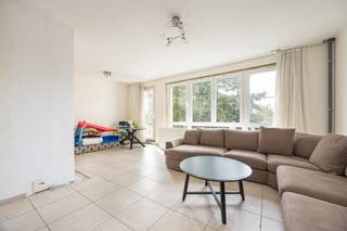 Dit op te frissen appartement met topligging op Antwerpen Zuid vlakbij de Singel situeert zich op de 1ste verdieping in een kleinschalig gebouw met open zicht en een zeer goede mobiscore vlakbij het centrum, openbaar vervoer en invalswegen. <br />INDELING: Inkomhal met berguimte - zeer lichtrijke leefruimte met toegang tot de ingerichte keuken - binnenkoer van ca. 11m² -ruime slaapkamer en badkamer met douche, lavabo en toilet. <br />Er hoort een kelderberging bij het appartement. Mogelijkheid tot aankoop van een autostaanplaats aan 30.000€.<br /><br />BIJZONDERHEDEN: Appartement op zeer gegeerde locatie - EPC: 183 UC 3539753 - P&amp;G score: C - Beschikbaar bij akte- Lage maandelijkse kosten<br />Appartement kopen of verkopen in Antwerpen? Bel 03 361 51 51 of via info@yvesvanpelt.be