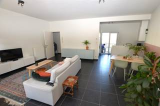Mooi instapklaar appartement gelegen op de eerste verdieping in een kleine residentie (GEEN LIFT).Indeling:Inkomhall, afzonderlijk toilet,...