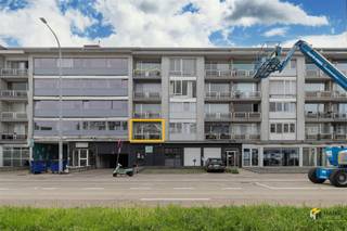 <p><span>Wonen op de Bisschoppenhoflaan betekent genieten van een uitstekende bereikbaarheid, een ruim aanbod aan winkels en een vlotte verbinding met het openbaar vervoer en de wagen. Een praktische locatie met alles binnen handbereik.</span></p><p><span>Het appartement bevindt zich op de eerste verdieping van een verzorgd gebouw met vier verdiepingen. De vaste kosten bedragen circa €250/maand en omvatten water en verwarming. Het appartement werd volledig en kwalitatief gerenoveerd en werd doorheen de jaren piekfijn onderhouden. Momenteel wordt het af en toe verhuurd via Airbnb, wat het ook bijzonder interessant maakt als investering. Bovendien zijn de meubels inbegrepen in de prijs — ideaal voor wie meteen wil verhuren of voor starters die zorgeloos willen intrekken.</span></p><p><span>Je komt binnen in de hal, die toegang biedt tot alle ruimtes. Vooraan bevindt zich de lichtrijke leefruimte met open, volledig uitgeruste keuken, samen goed voor een oppervlakte van 32 m². Vanuit de woonkamer heb je toegang tot het noordgerichte terras van 3 m².</span></p><p><span>Aan de rustige achterzijde liggen de twee volwaardige slaapkamers van 10 m² en 15 m², beide voorzien van rolluiken. Verder beschikt het appartement over een aparte berging/wasplaats (2 m²) en een moderne badkamer (4 m²) met inloopdouche, lavabomeubel, toilet en handdoekdroger.</span></p><p><span>Tot slot is er nog een gemeenschappelijke fietsenstalling aanwezig en kan de garage optioneel worden aangekocht.</span></p><p><span>Ben je op zoek naar een instapklaar appartement met twee slaapkamers en interessante verhuurmogelijkheden? Mis deze kans niet! Bewoonbare opp. 117 m² – ref.: bruto vloeropp. Voor meer info of een gratis schatting surf naar </span><span><span>www.hansimmo.be</span></span></p><p><span> </span></p>