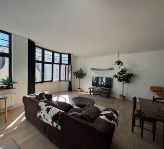 TE HUUR - GENT. Op een uiterst centrale ligging in Gent bevindt zich dit mooi afgewerkte appartement, waar licht, ruimte en comfort...