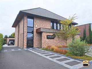 Praktijkruimte met tal van mogelijkheden, voorzien van parking en garage. Het gaat hier om de gelijkvloerse verdieping ingericht als kantoorruimte...